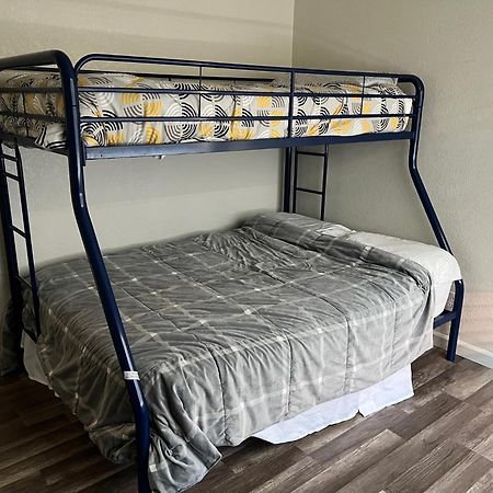 Peaceful 2Bed,1Bath Condo With Free Parking All Yours To Enjoy Фресно Екстериор снимка